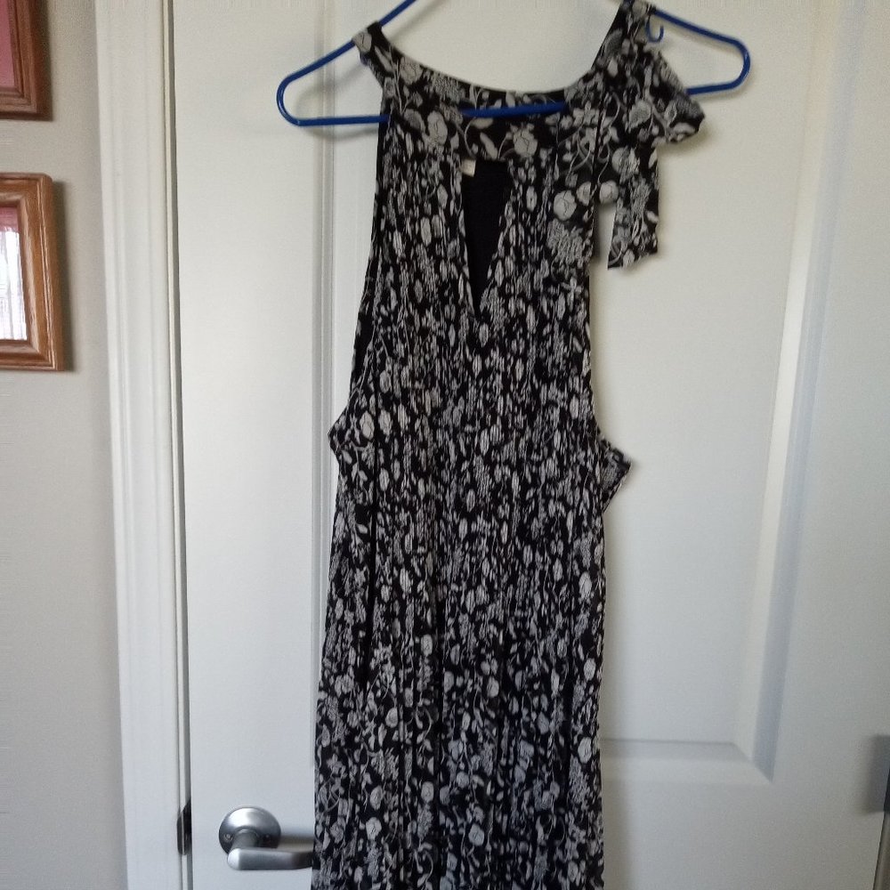 Sleeveless black pleated dress